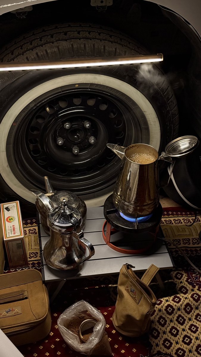 « من صبّ لي من دلته ربع فنجال 
صبيت له من خافق الروح دلّه »