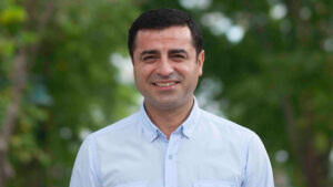 Selahattin Demirtaş yazdı: Sürecin muhasebesi; Neler yapabilirdik ya da yapabiliriz?

🔴''Liderler ve komisyon üyeleri; Adnan Menderes’in, Alparslan Türkeş’in, Orhan Doğan’ın ve Mehmet Sincar’ın mezarlarını ziyaret edip oradan Anıtkabir’e gitselerdi. 

 Konya’da Mevlana’yı,