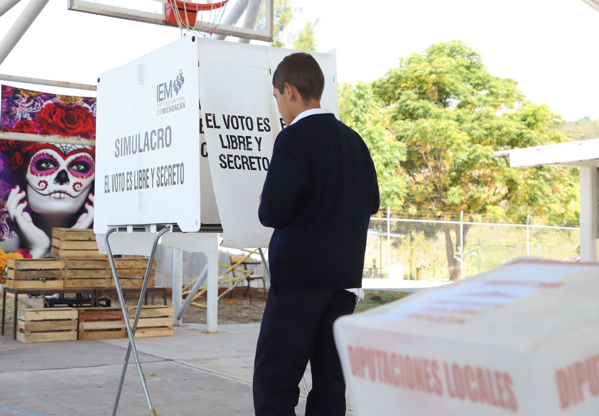 Para el #IEMich es fundamental que las juventudes despierten su interés en involucrarse en la vida democrática del país. 🙋🏻‍♀️
 
Es por eso que continuamos con la actividad de las Elecciones Escolares. Esta vez personal de Educación Cívica visto la Escuela Secundaria Técnica 161. ✅