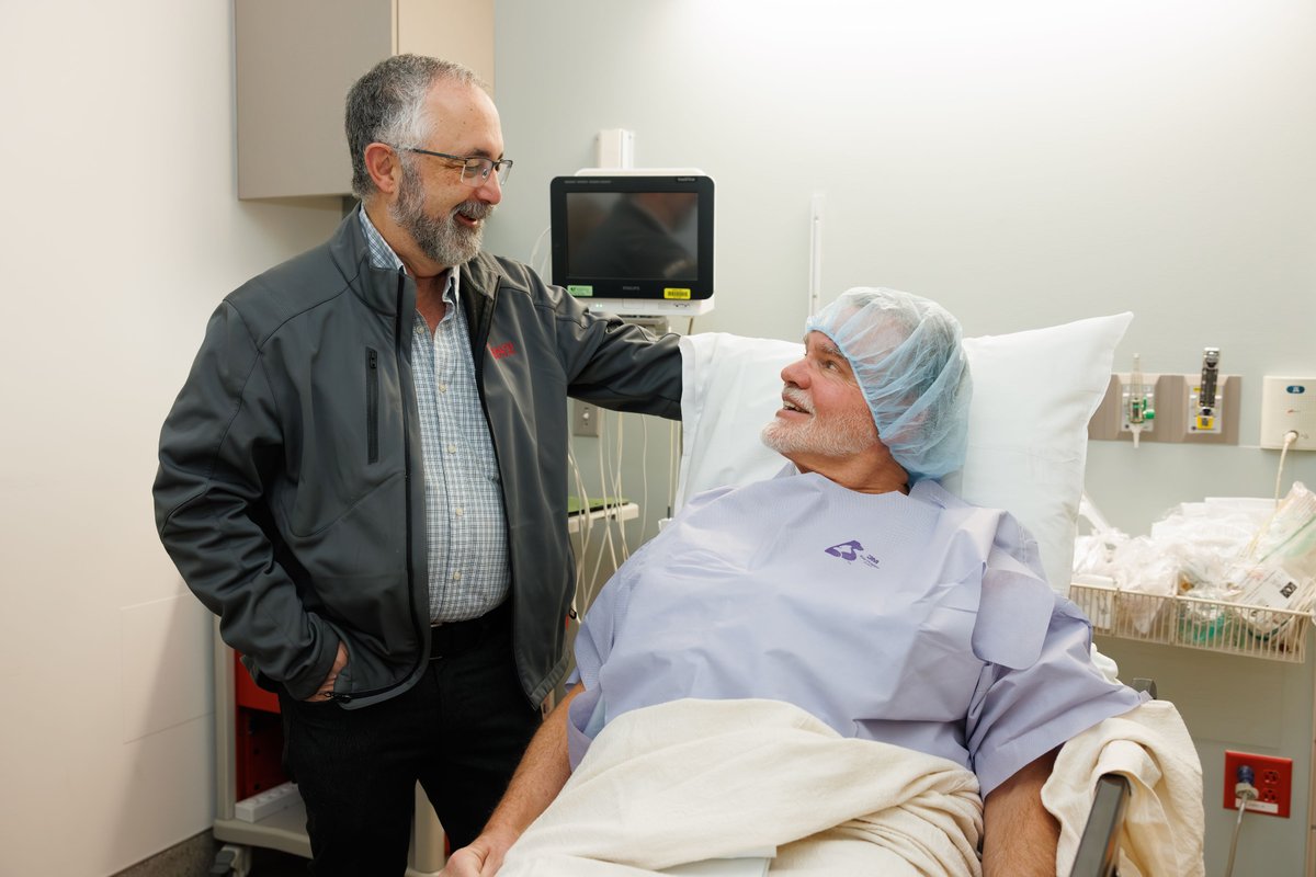 Today our Paul Bernstein, MD, PhD, made history when he implanted the first therapy in the Mountain West, ENCELTO, for a MacTel patient. Dr. Bernstein's research with The MacTel Project has been foundational to a better understanding of this rare disease.

moraneye.link/mactel-treatme…