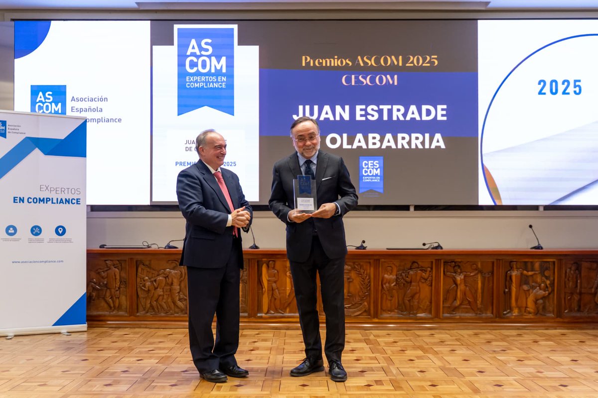 ascomGRC's tweet image. 🏆 𝐄𝐥 𝐏𝐫𝐞𝐦𝐢𝐨 𝐀𝐒𝐂𝐎𝐌 𝟐𝟎𝟐𝟓 𝐂𝐄𝐒𝐂𝐎𝐌 para Juan Estrade De Olabarria por obtener la calificación más alta en el examen de la #CertificaciónCESCOM recoge el premio en su nombre Francisco Bonatti Bonet, y le hace entrega nuestro presidente José F. Zamarriego