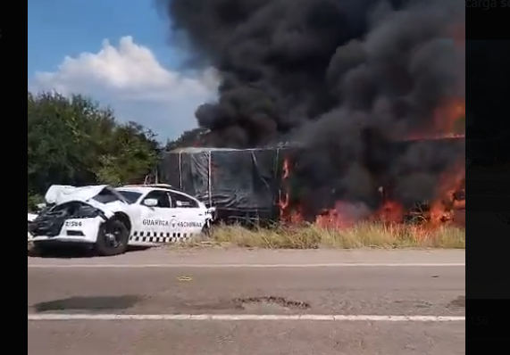 Riodoce_mx's tweet image. #Estatal | La #autopista Mazatlán –Culiacán se encuentra cerrada completamente, de sur a norte, a la altura del kilómetro 29, colonia Mármol de Salcido (Mármol), debido a un accidente vehicular, reporta #PCSinaloa. Según los datos, tras el accidente, entre un tráiler doble