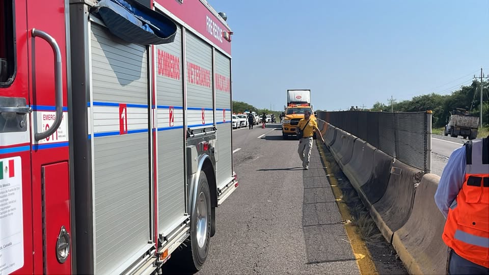 Riodoce_mx's tweet image. #Estatal | La #autopista Mazatlán –Culiacán se encuentra cerrada completamente, de sur a norte, a la altura del kilómetro 29, colonia Mármol de Salcido (Mármol), debido a un accidente vehicular, reporta #PCSinaloa. Según los datos, tras el accidente, entre un tráiler doble