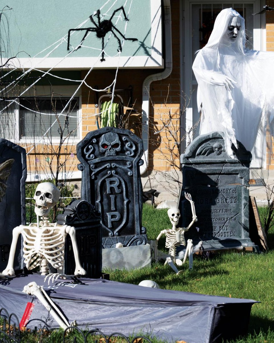 WSUSignpost's tweet image. ⬆️ Read the whole story on our website, the link is in our bio!

✍️ &amp;amp; 📸: Samantha Matsuura | Photographer, the Signpost

#Thesignpost #Halloween #Decorations #Seasonal #Weberstate #Ogden #Utah #Creepy #Spooky #October31st