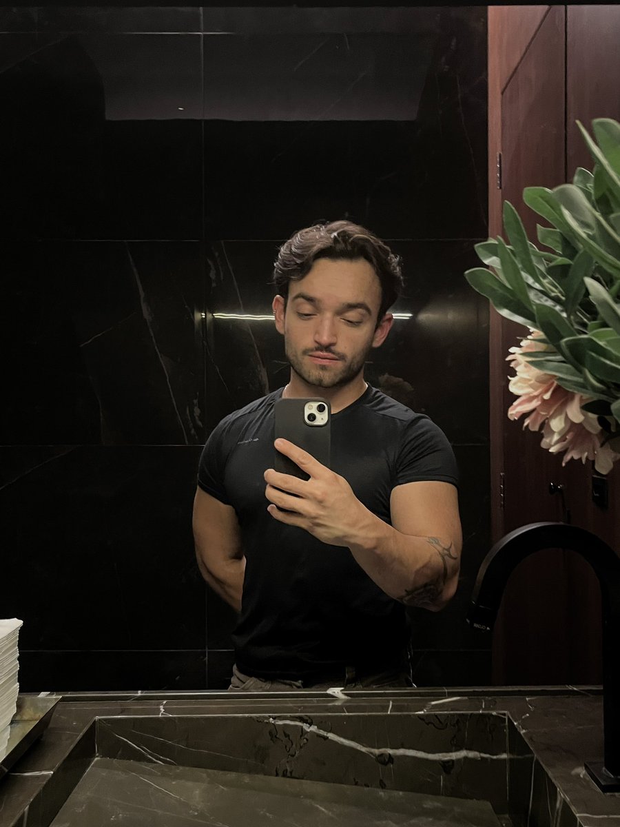 leofiuzz's tweet image. depois de três taças de vinho na reunião com fornecedor