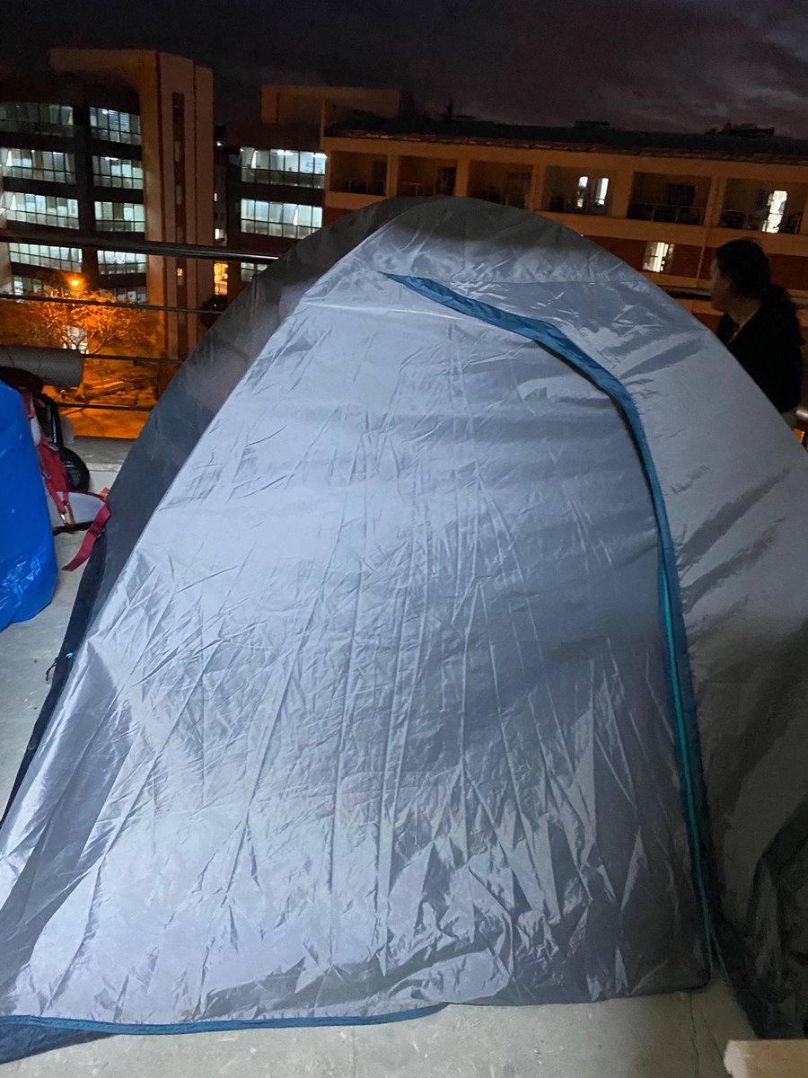 Kimse benle kampa gelmiyor diye bacım KYK balkonuna benim için çadır kurdu (duygulandık)