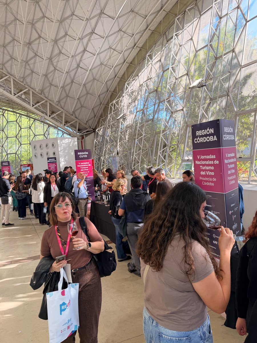 🍇 Cerramos el primer día de las V Jornadas Nacionales de Turismo del Vino, un espacio de encuentro e intercambio que consolida a Córdoba como referente del enoturismo argentino. Un comienzo que marca el camino para seguir fortaleciendo este sector que une producción, cultura y