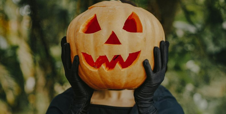 🎃 Halloween y Día de los Muertos… ¿Celebramos la vida o la muerte?

☕ En #UnCaféConFePorCapital, junto a <a href="/luisandresmon/">Luis Andrés Montaño Osorio</a>, se aborda el origen y la dimensión espiritual de Halloween y el Día de los Muertos. Además, la <a href="/PoliciaColombia/">Policía de Colombia</a> comparte orientaciones para fortalecer la