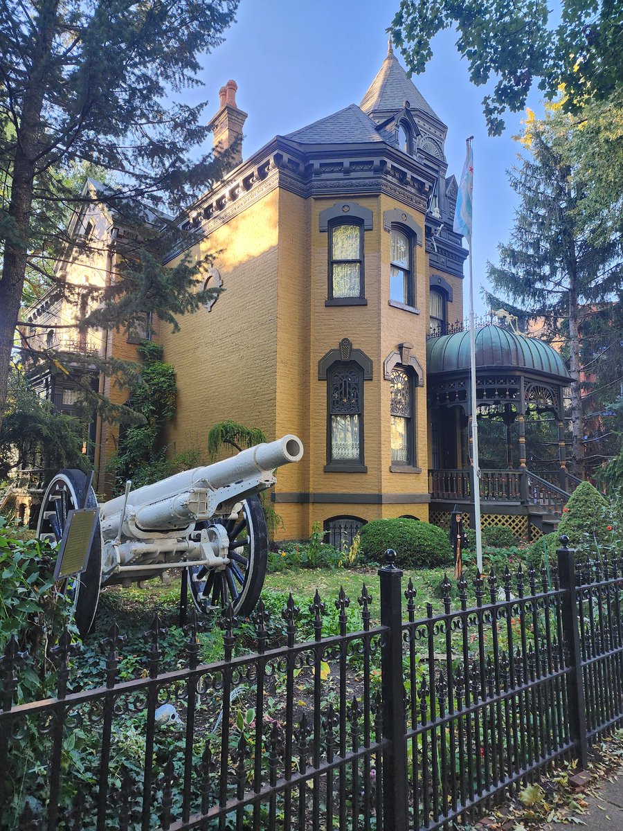 Just stumbled upon a wicker park home with a WWI artillery piece