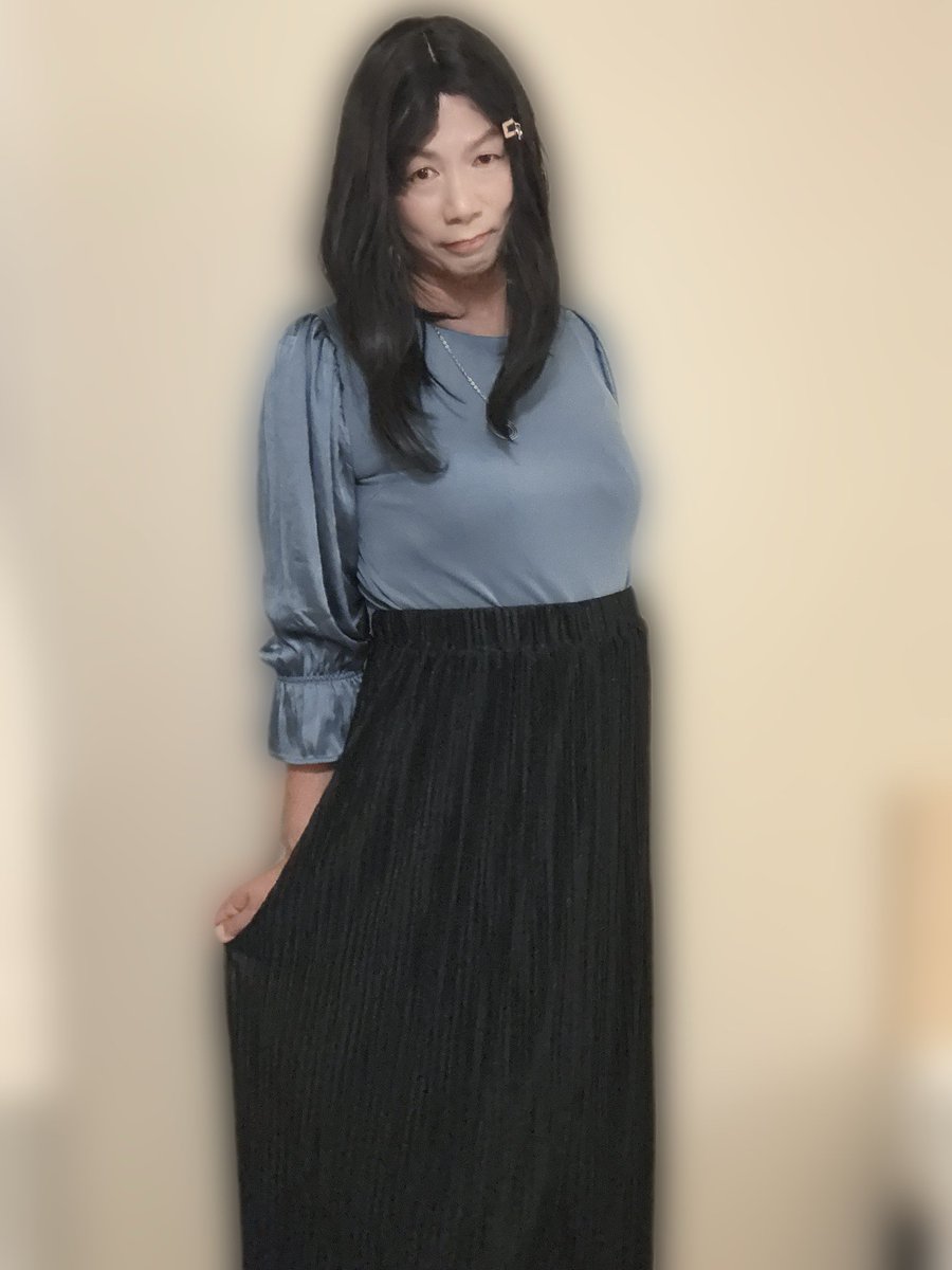 おはようございます〜😉
小雨の朝、
気持ちは晴れやかに過ごしたいですね🥰

昨日、冬物スーツをチェック✅
ズボンが入らない💦
さらに太った😅😅😅
途方に暮れて、散歩に出ましたが😭😭

今日からご飯減量かな😩

今日もよろしくお願いします💕