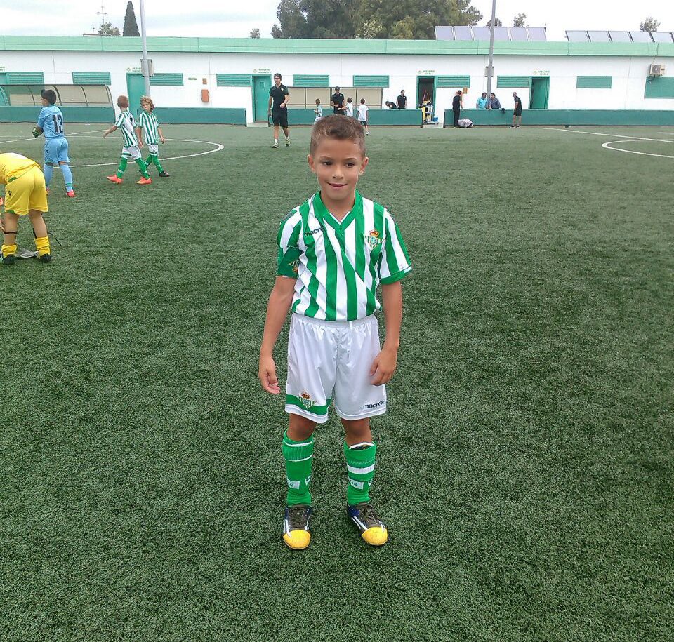 Este niño que veis aquí ha marcado goles con el Betis Prebenjamín, Benjamín, Alevín, Infantil, Cadete, Juvenil, Betis Deportivo y, desde hoy, primer equipo.

Es la primera persona que consigue esto en toda la historia de nuestro club.

💚 <a href="/10Pablogarciia/">Pablogarciia_7</a>