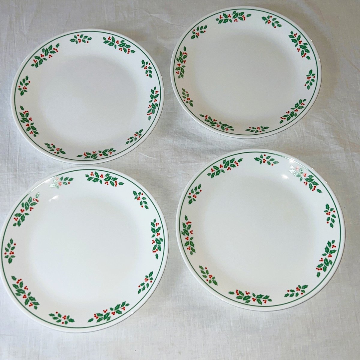 rusticrelics04's tweet image. Check out Set Of 4 Corelle By Corning Winter Holly Days Christmas Dinner Plates 10-1/4" ebay.us/m/t00J6G #eBay via @eBay