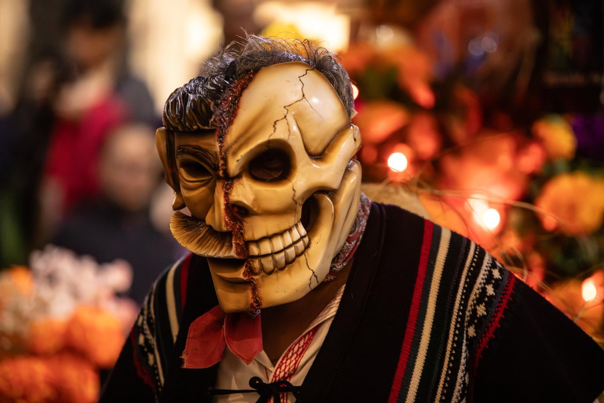 SEP_mx's tweet photo. #SEPInforma🗞️ | Como parte de las actividades de #NocheDeMuseos, y en el marco del #DíaDeMuertos, el @mvm_oficialsep realizó la jornada “Ecos de la Huasteca”. 💀🕯️

Las y los asistentes disfrutaron del taller de máscaras “Los rostros de las ánimas”, el recorrido especial “Murales, rituales y portales”, la presentación del colectivo “Comparsa de los Viejos del Tempoal” y el concierto del músico tradicional Fernando Corona, quien interpretó zapateados, huapangos y jarabes que evocaron el espíritu festivo de la Huasteca. 🪇💃🏻🏵️

🔗 Conoce más: https://t.co/jkDcI0tzYk