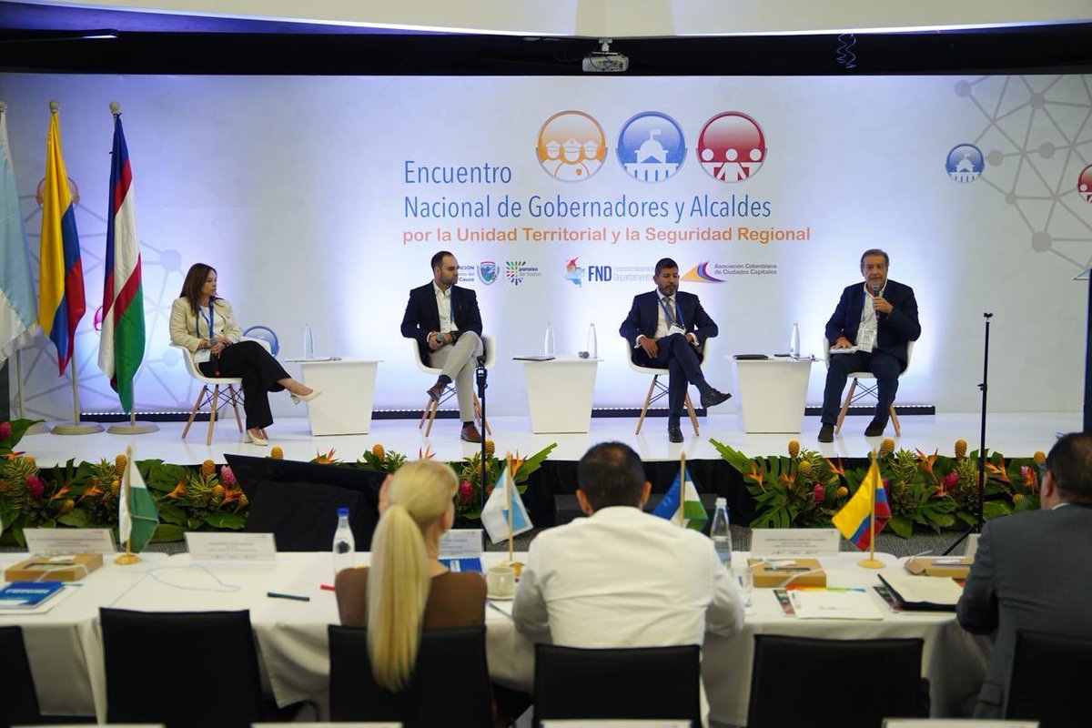 GralJuvenalDiaz's tweet photo. Unidos por la seguridad regional

Participamos en Cali en el #EncuentroDeSeguridad, organizado por la @FNDCol y la @GobValle , junto a gobernadores, alcaldes y el Gobierno Nacional.
Avanzamos en acción unificada para fortalecer la seguridad territorial, proteger a nuestras comunidades y garantizar la tranquilidad en cada rincón de Santander y de Colombia.