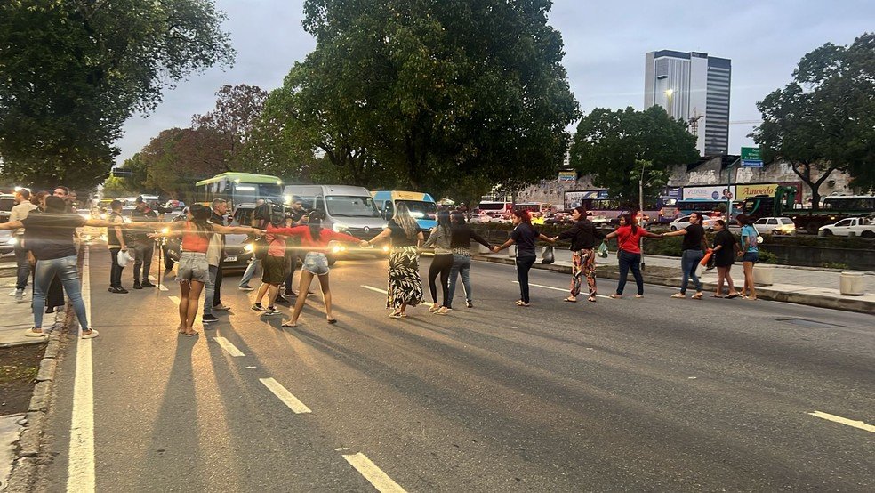 🚨Parentes de mortos em megaoperação protestam em frente ao IML e fecham via
A Avenida Francisco Bicalho chegou a ser fechada.