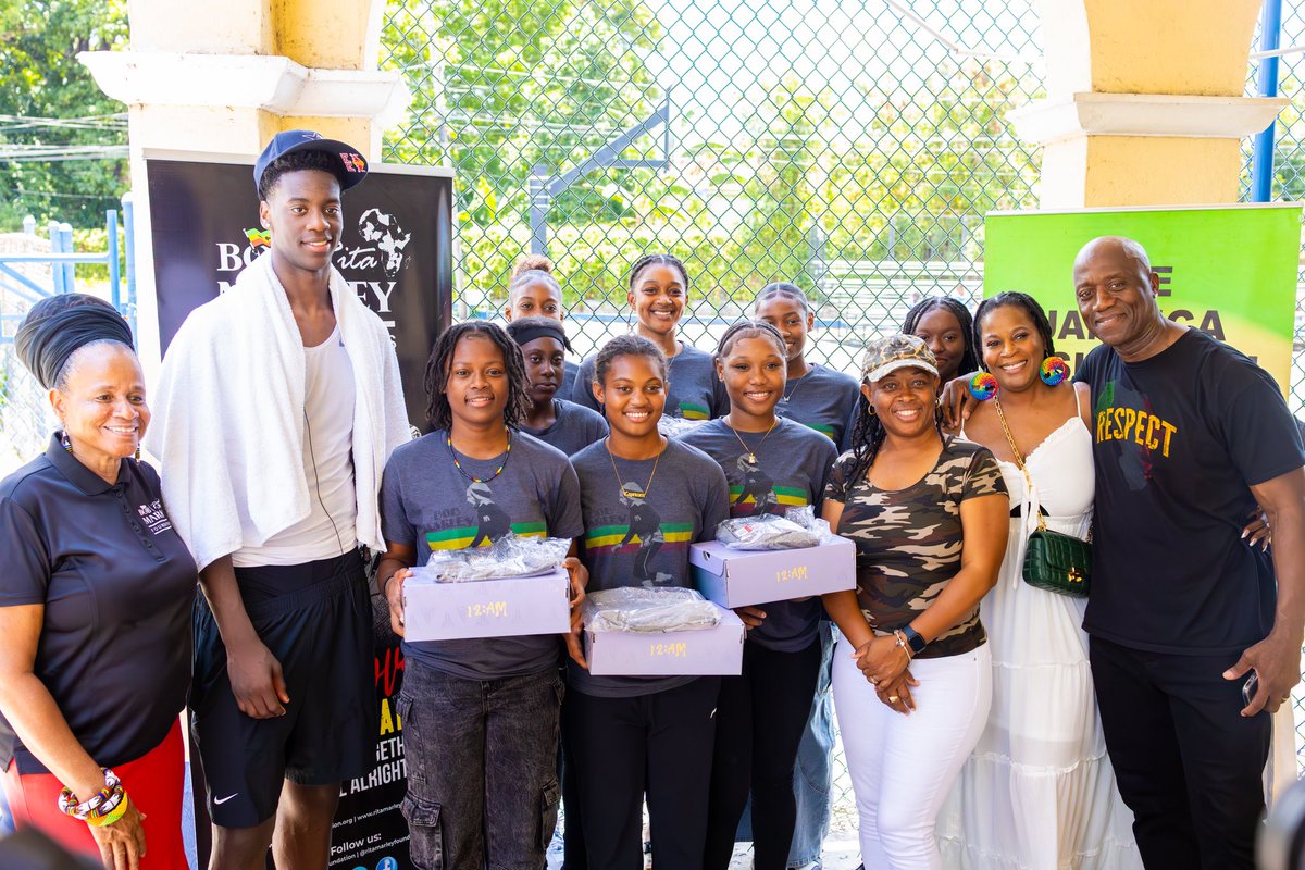 AJ_Dybantsa's tweet image. Jamaica means a lot to me and my family 🇯🇲
Hurricane Melissa left thousands without homes or food and we’re raising funds to help them rebuild.
Link to donate: gofundme.com/f/support-aj-d…