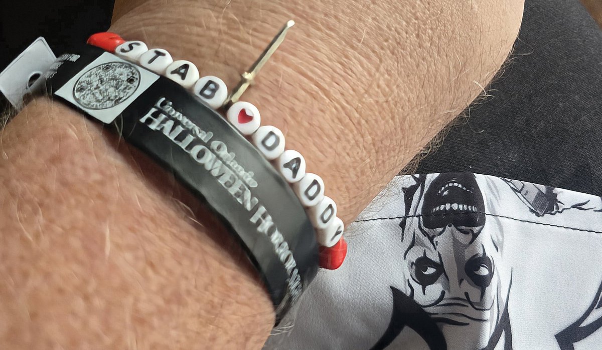 ShawnTucker623's tweet photo. "Friendship Bracelet" 
#HHN34 #PourJudgment https://t.co/eotOr05IkD