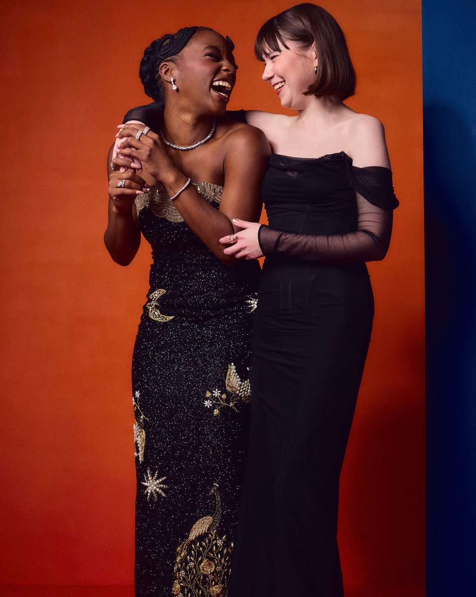 GlamourMagUK's tweet photo. It’s a #Heartstopper reunion! #CorinnaBrown and #JennyWalser shared the cutest moment in the #GlamourWOTY portrait studio ❤️

Read more from the 2025 Glamour Women of the Year Awards: https://t.co/uhrI6jsC0T https://t.co/UAnhyPGaPM