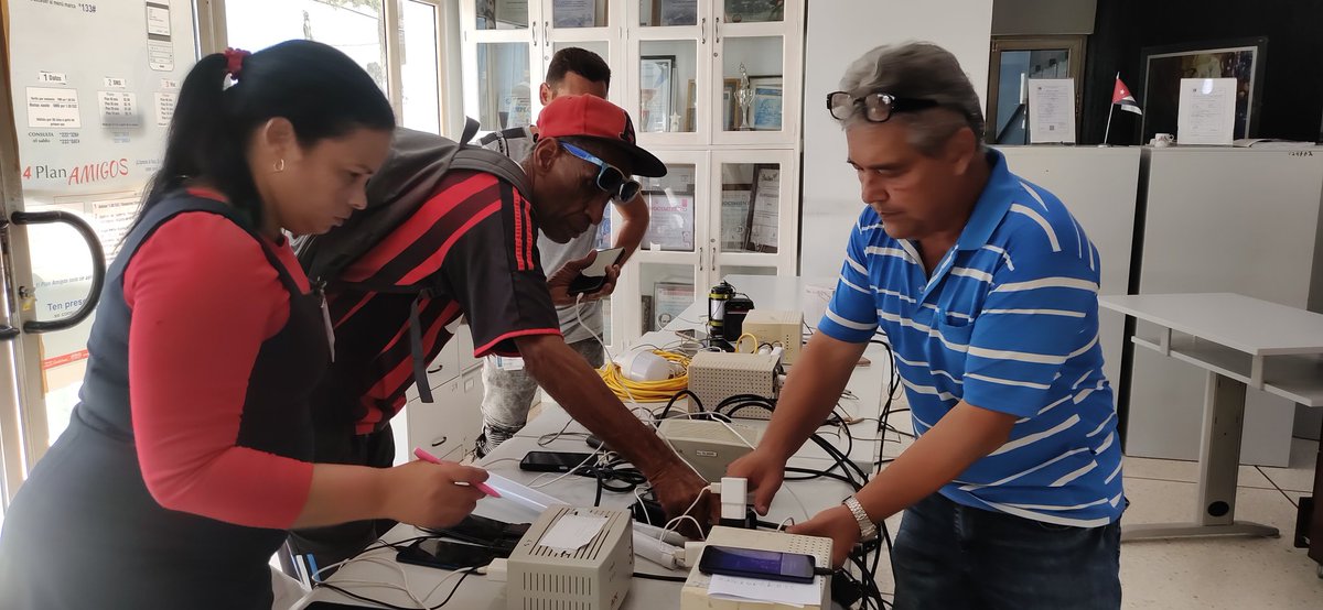 👉 Ante la falta de fluido eléctrico hemos estado colaborando con nuestro pueblo para dar carga a los  📱 y otros equipos vitales. #HolguínSí #EtecsaConCuba #UnidosXCuba
