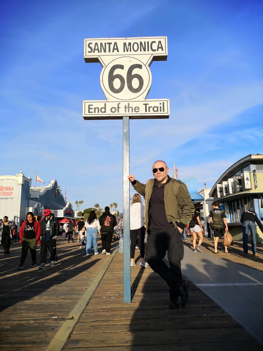 Türklerin ata dini #Şamanizm'in on binlerce yıl önce Sibirya'dan taşındığı Amerika'da yaklaşık 3000 km'lik ünlü US Route 66'nın son durağında bir #Şaman Türk 🇹🇷