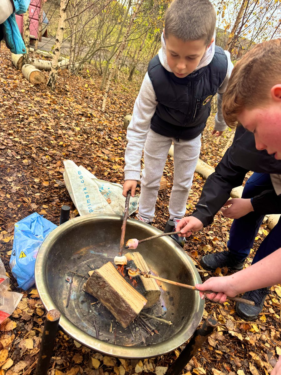 ERAGLENBURN's tweet image. A great day with our virtual school group we had tennis, a lively game of “prisoners,” then learning to build fires with flint and steel 🔥 Finished off perfectly with toasted marshmallows! 😋 @GvsGlasgow #FunLearning