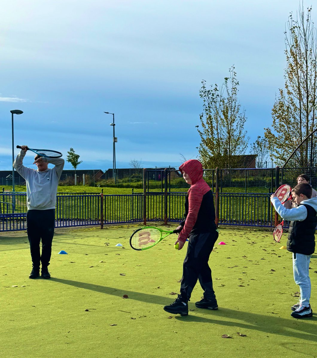 ERAGLENBURN's tweet image. A great day with our virtual school group we had tennis, a lively game of “prisoners,” then learning to build fires with flint and steel 🔥 Finished off perfectly with toasted marshmallows! 😋 @GvsGlasgow #FunLearning