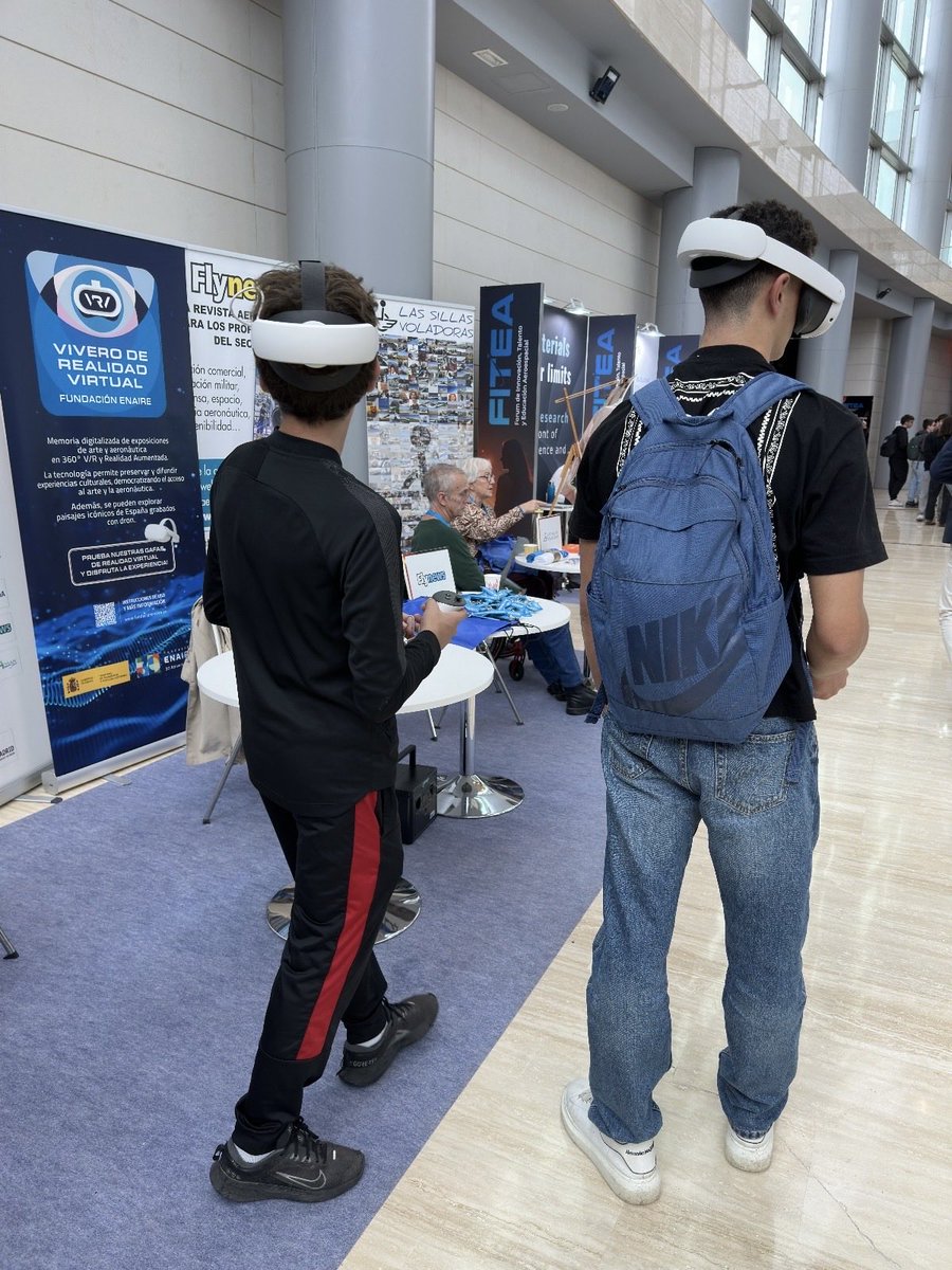 FundacionENAIRE's tweet photo. 🎧 Durante toda la jornada en #FITEA, hemos tenido cola de visitantes queriendo probar nuestras experiencias inmersivas:
🛩️ Desde el aire a vuelo de dron, volamos sobre espectaculares paisajes españoles y rutas digitalizadas.
🖼️ La exposición antológica de Chema Madoz en el Centro de Arte Naves de Gamazo, un paseo inmersivo por lafotografía poética del Premio honorífico 30 aniversario de Fundación ENAIRE
🌍 El Vivero de Realidad Virtual es una iniciativa de Fundación ENAIRE, que propone una nueva forma de acercar el arte, la cultura aeronáutica y el patrimonio natural a cualquier lugar del mundo
#ViverodeRealidadVirtual #FundaciónENAIRE #FITEA2025 #Innovación #VR #ENAIRE #RealidadVirtual #RealidadAumentada #Metaverso #TalentoSinEtiquetas #tecnología #democratización
@transportesgob
@ENAIRE
@aena
@flynewsmagazine