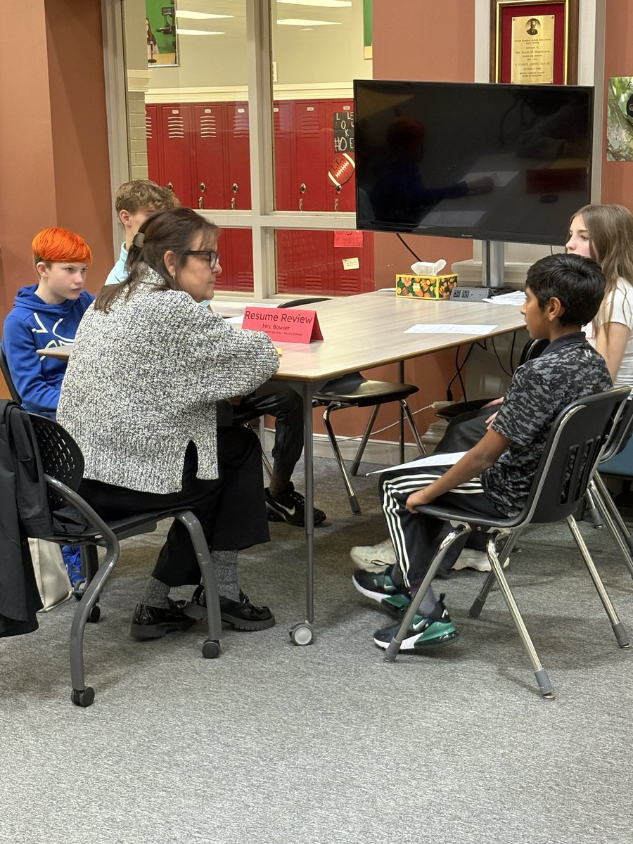 Lisa Van Curen tweet media