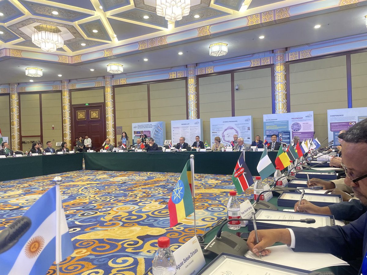 Continuamos en la reunión de la #ANSO, organización científica Internacional fundada por la Academia China de Ciencias e instituciones científicas del mundo para promover la cooperación internacional, especialmente en la región de la Franja y la Ruta <a href="/EdMartDiaz/">Eduardo Martínez Díaz</a> <a href="/ArmandoRguezB/">Armando</a>