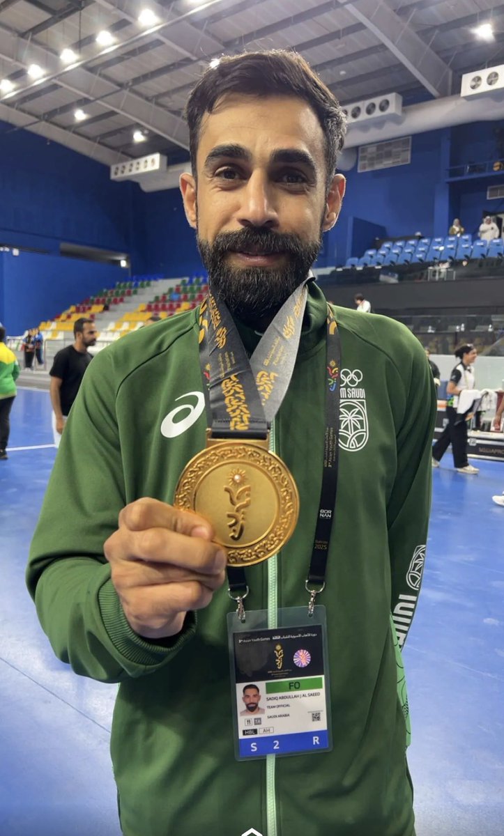 منذ 7 شهور وأكثر، صادق آل سعيد لم يعرف معنى "البيت والعمل" .. من منتخب لمنتخب، ومن معسكر إلى بطولة، دائمًا في الصف الأول يخدم وطنه بصمت وتفانٍ.

كل ما يحتاجه المنتخب تجده حاضراً قبل الطلب، قريب من اللاعبين، يفهمهم ويعيش تفاصيلهم، حتى أصبح واحدًا منهم قبل أن يكون إداريهم.

اليوم