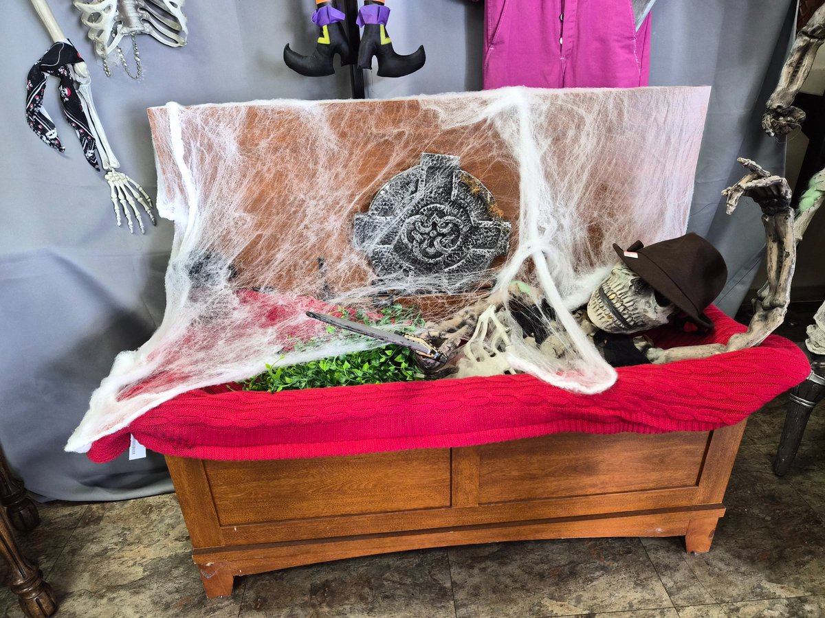 ThinkGoodwill's tweet image. 🎃 Last-minute Halloween costume?

Our Bootiques have everything you need—costumes, decor, and DIY essentials! 👻✨

🛒 Visit thinkgood.org or click the link in bio for store locations.

#HalloweenCostumes #GoodwillFinds #SpookySavings #GoodwillSOLAC