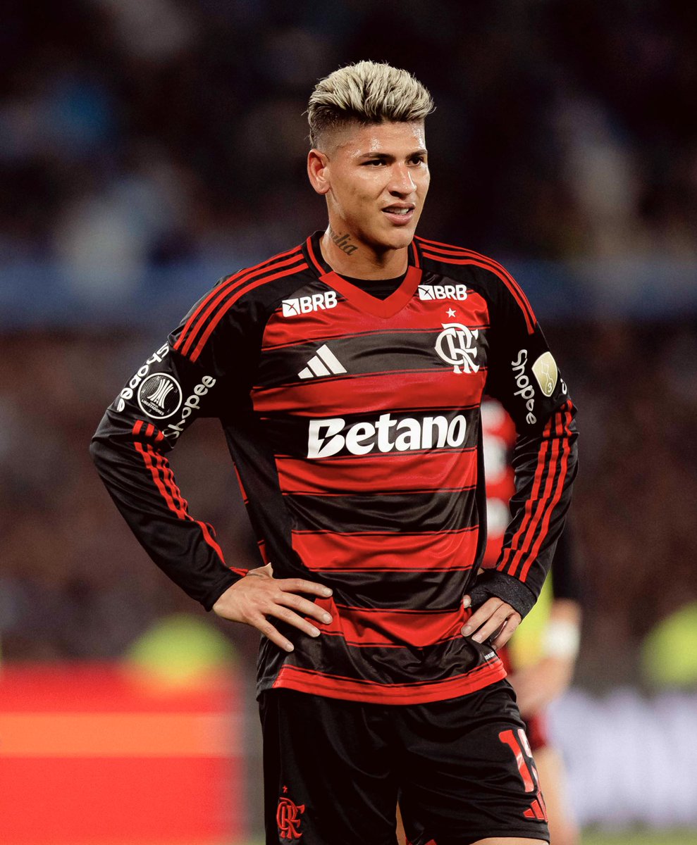 Estética Rubro-Negra, manga comprida.
Vermelho e Preto inevitável e insuportável.