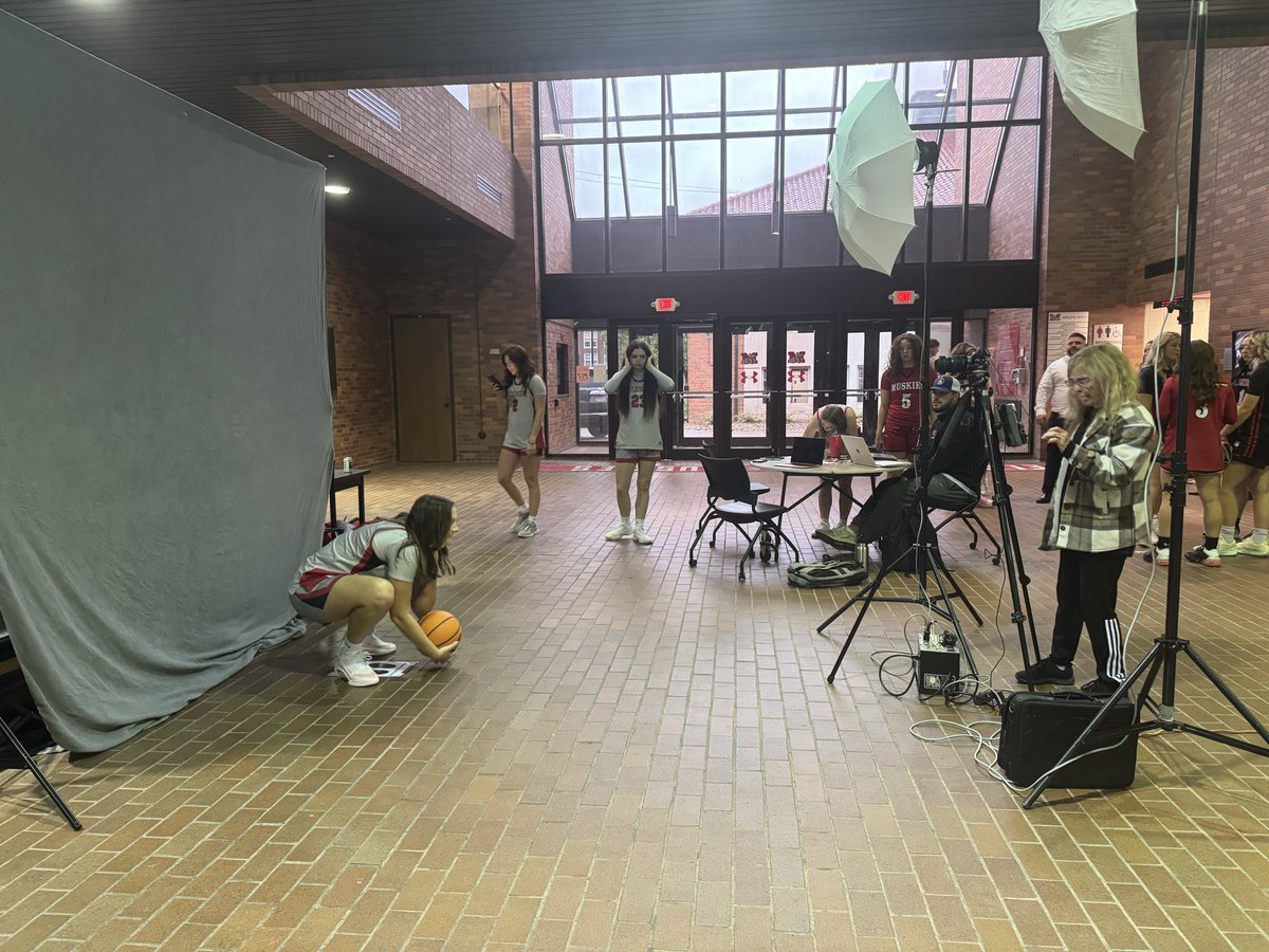 FightingMuskies's tweet photo. 📸Lights. Camera. MUSKIES. It’s Women’s  Basketball Picture Day! #GoMuskies 🏀🔥 https://t.co/UfZpkhat9Z