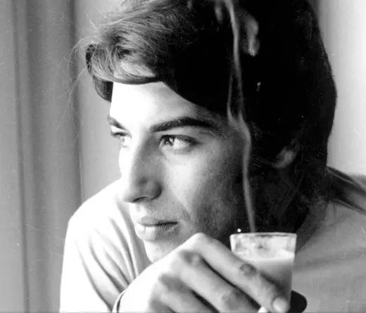 En una entrevista  del 4 de julio de 1993 en Clarín, Sandro cuenta que admira a Walt Whitman, a Bob Dylan y que el programa de TV que más le gusta es "El otro lado" de Fabián Polosecki.
El sabe, sabe.