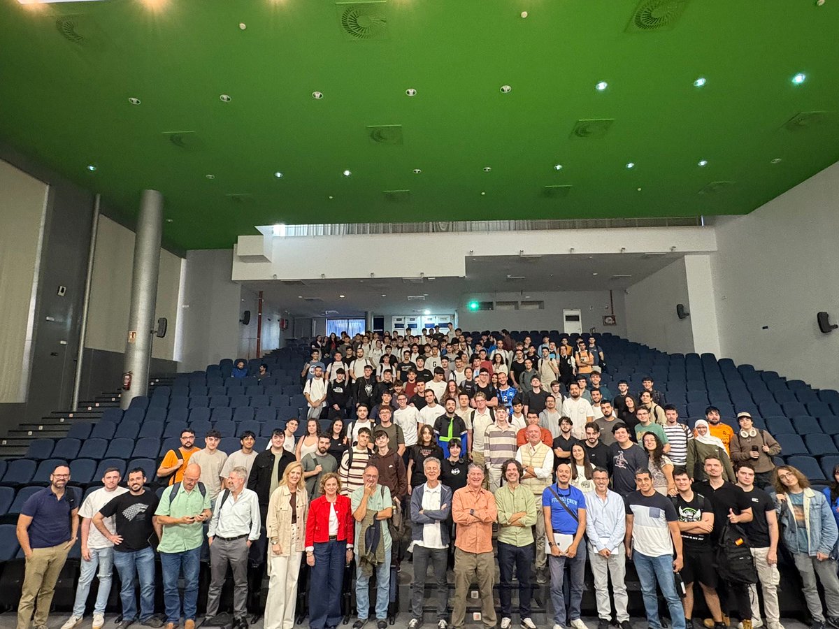 InformaticaUMA's tweet image. Hoy hemos recibido en nuestro Escuela, @informsticauma, la visita de Moisés Goldszmidt, Ingeniero distinguido de Apple. Goldszmidt ha impartido una master class y ha anunciado la posibilidad de aplicar a una beca para trabajar unos meses en Apple!!!Estad atentos a nuestras redes!