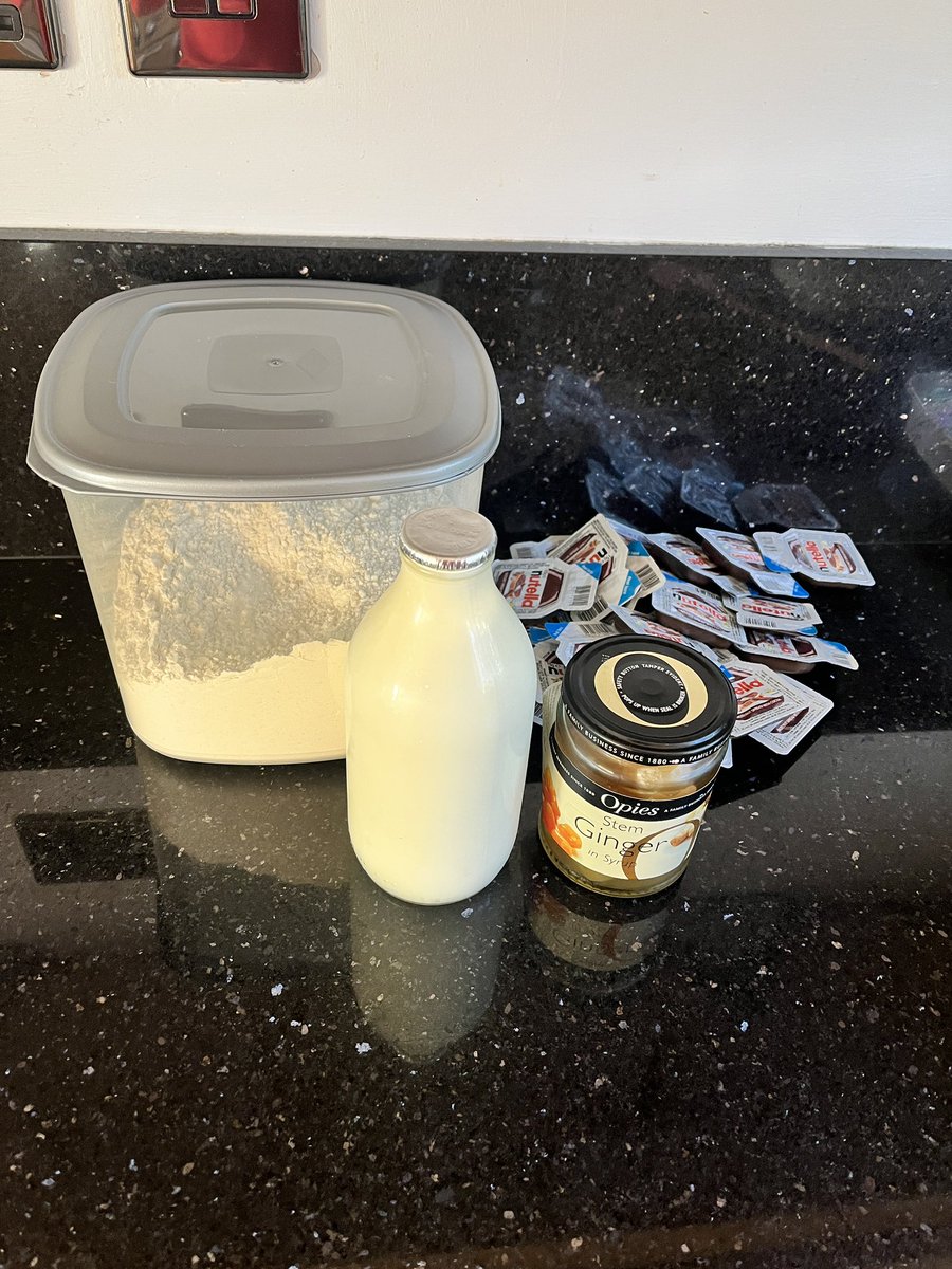 lee_wilkinson2's tweet image. 💥 Some quick biscuits with a few ingredients. Blitz all the ingredients together. Let them rest and then bake. Could not be simplier. Enjoy! ☺️
 
💫🌟 Recipe here: vm.tiktok.com/ZNd3u3s64/
 
#WilkoCooks #Homemade #Biscuits #ChocolateBiscuits #FYP