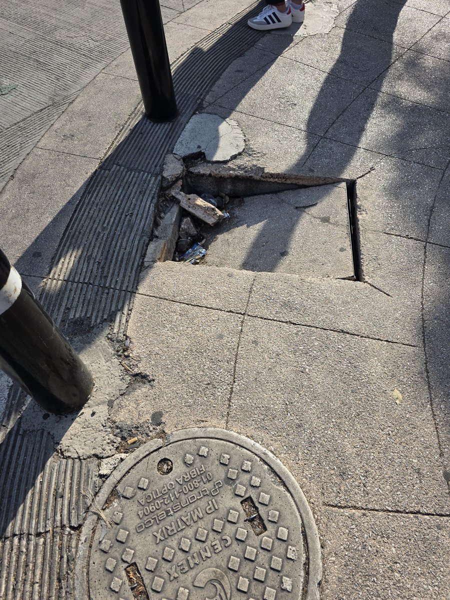 sameribrahim's tweet photo. @AlessandraRdlv @AlcCuauhtemocMx 
Es posible que no sea de su competencia atender esta otra coladera en la intersección de la calle Toledo y Av Chapultepec, ya que se trata de una vía primaria. Se que ustedes pueden hacer algo por eso les escribo. Gracias https://t.co/2UC3hR7nml
