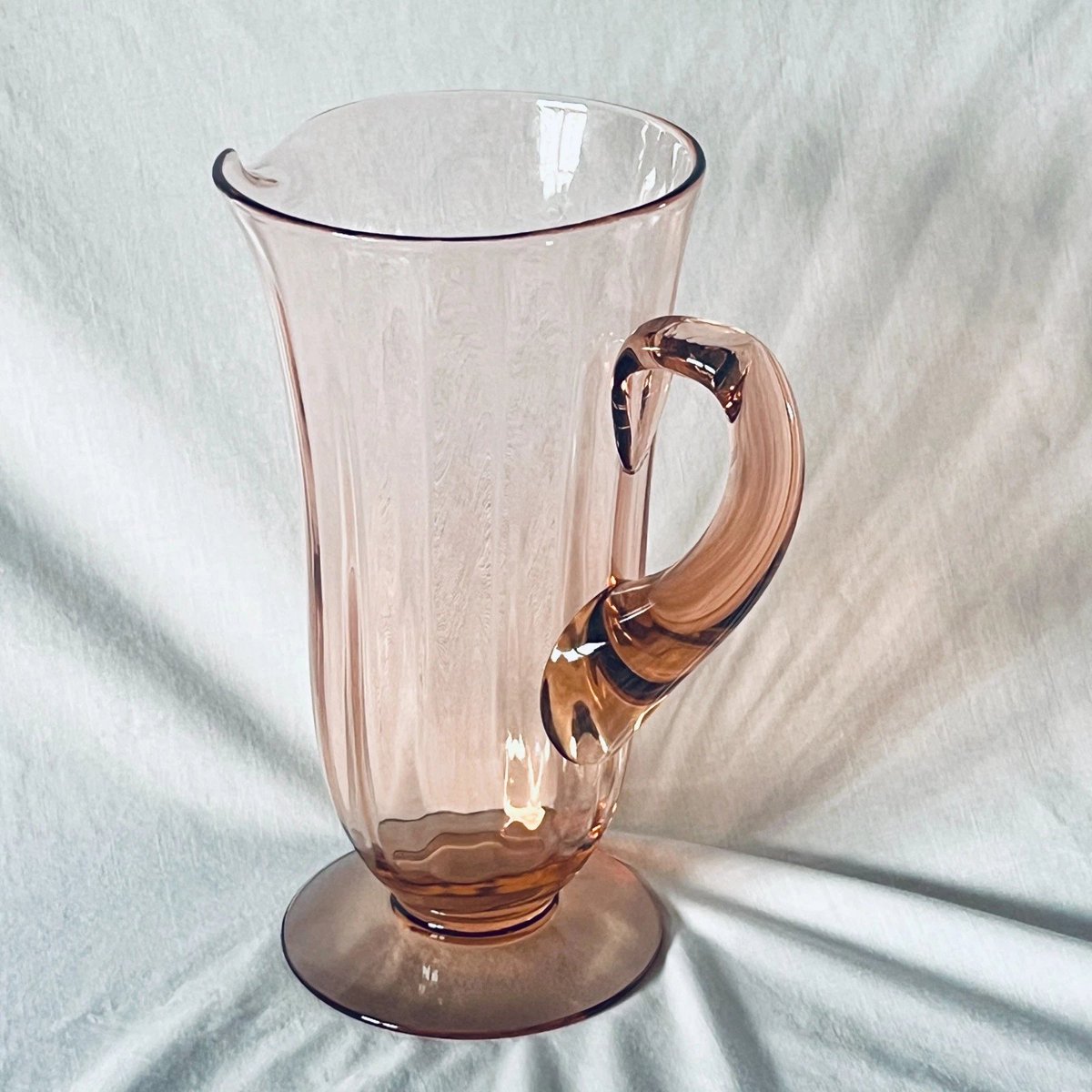 rusticrelics04's tweet image. Fostoria Fairfax Rose Pink Pitcher 9.75" Tall Footed Elegant Depression Glass ebay.us/m/5aK4mN #eBay via @eBay #FostoriaGlass #FostoriaFairfax #FairfaxRose #PinkDepressionGlass #DepressionGlass #VintageGlassware #ElegantGlass #FostoriaPitcher #RosePinkGlass #VintageKitchen