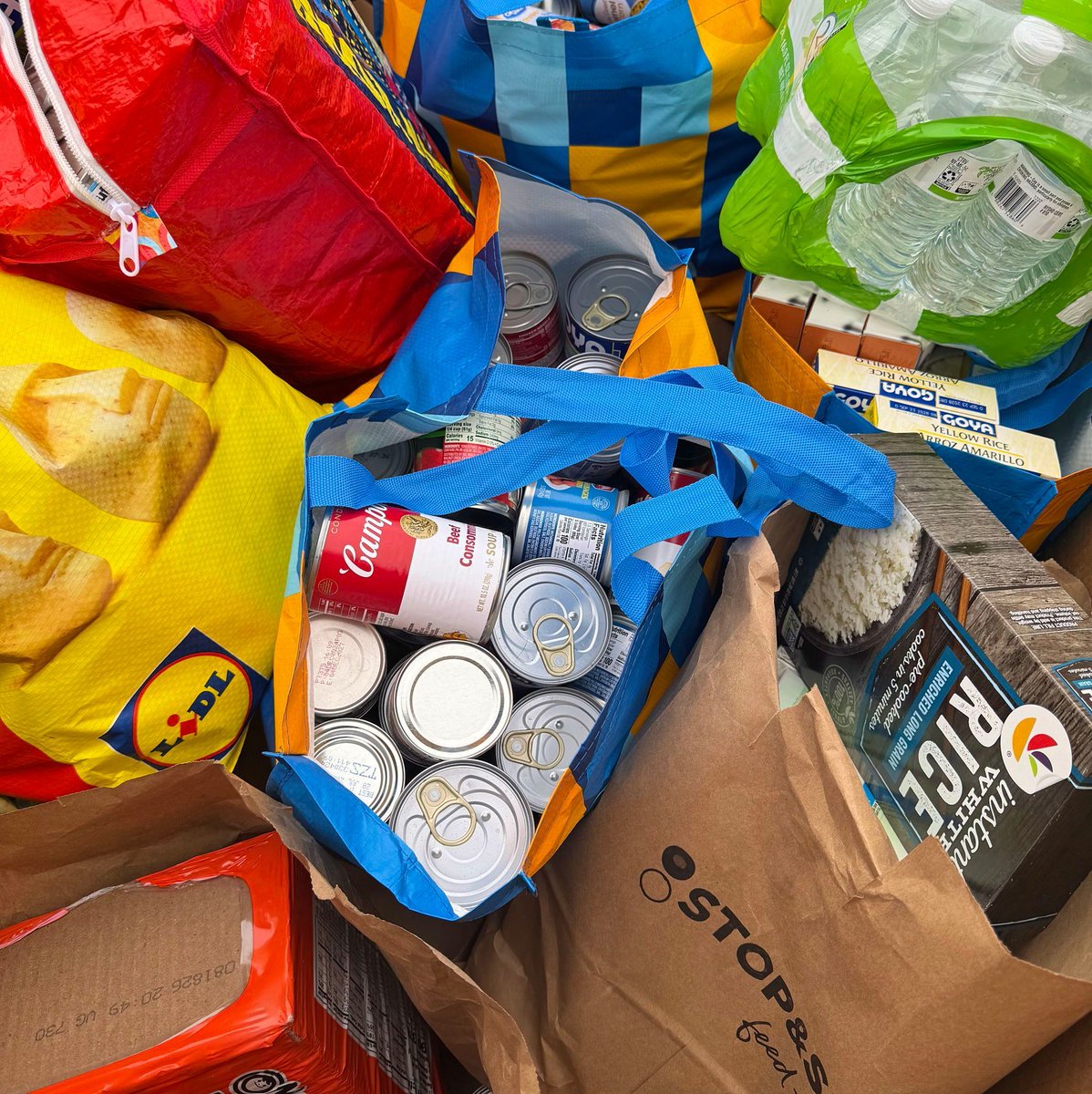 LongIslandCares's tweet image. When Truckers for Turkeys was cancelled this year, Dennis stepped up 😊 

He and his community collected 2,870 pounds of food to help Long Island families in need. Thank you, Dennis, and everyone who made this happen 💚

#LongIslandCares #LongIsland #EndHungerLI #CommunitySupport