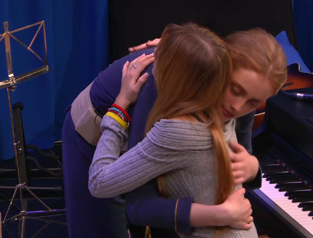 igasiinn's tweet photo. *olivia le da un beso y un abrazo a lucía*

olivia: gracias
lucía: te va a salir muy bien, que flipas (no entendí bien si dijo eso)
olivia: tía te pareces a una barbie, te lo juro
lucía: que monaaa, gracias

#OTDirecto30O 😿💗 https://t.co/M3E84bF339