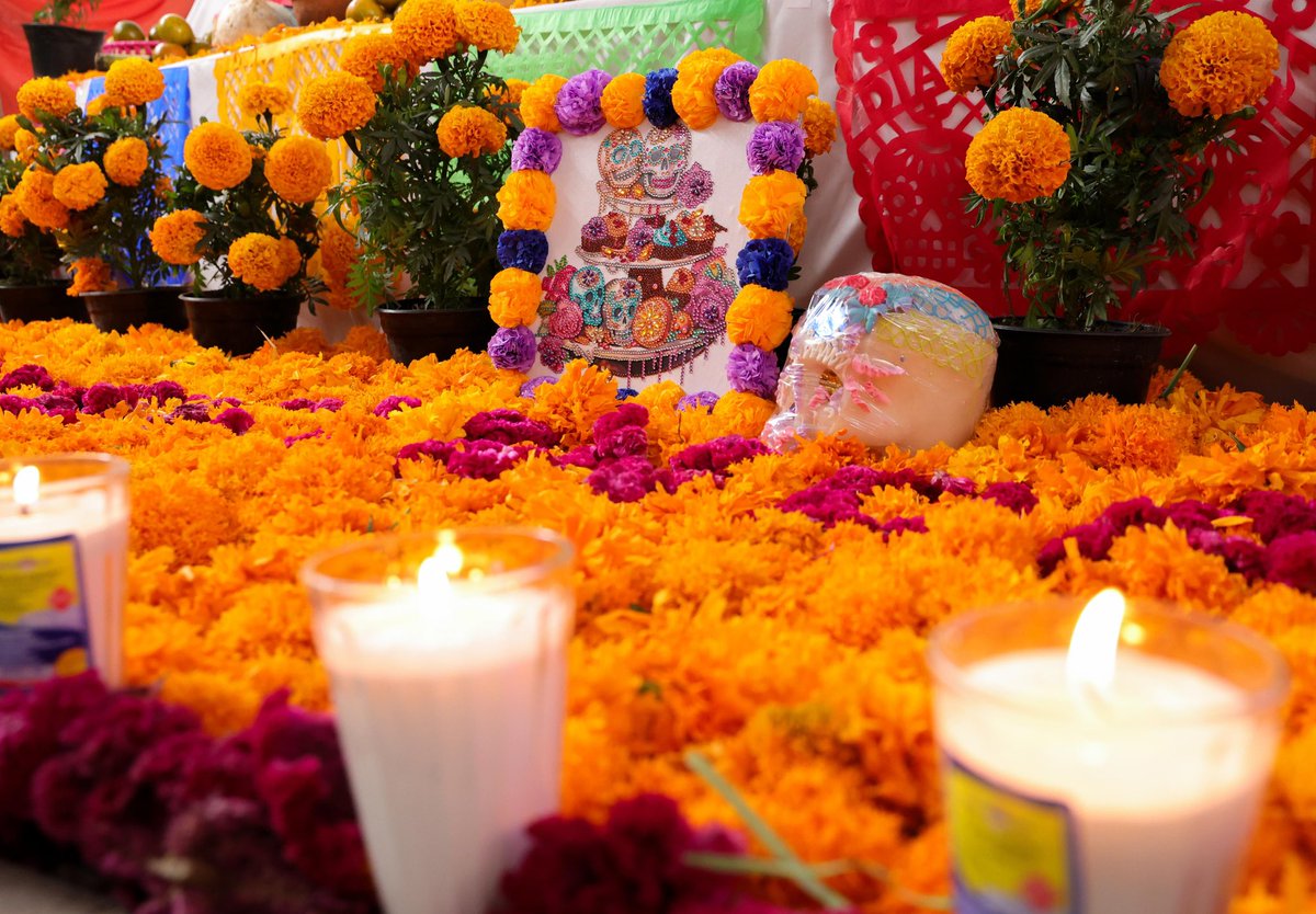 Con creatividad y respeto a nuestras raíces, el secretario de Educación Pública, <a href="/ManuelVive_/">Manuel Viveros</a> encabezó el “Concurso de Ofrendas Vivientes 2025” de la Secretaría, iniciativa que fortalece la preservación de las tradiciones e identidad cultural.

Esta actividad, promovió la