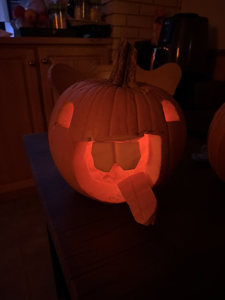 😛  hey fisch twitter what do we think of my pumpkin