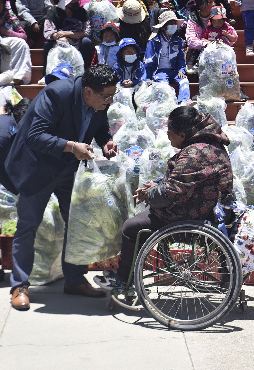 rectorcondori's tweet photo. #UPEA lanza su Agromarket y extiende una mano solidaria a familias humildes cc #ElAlto #CarlosCondori  https://t.co/PdftjZiuOB https://t.co/sarsicsyPc
