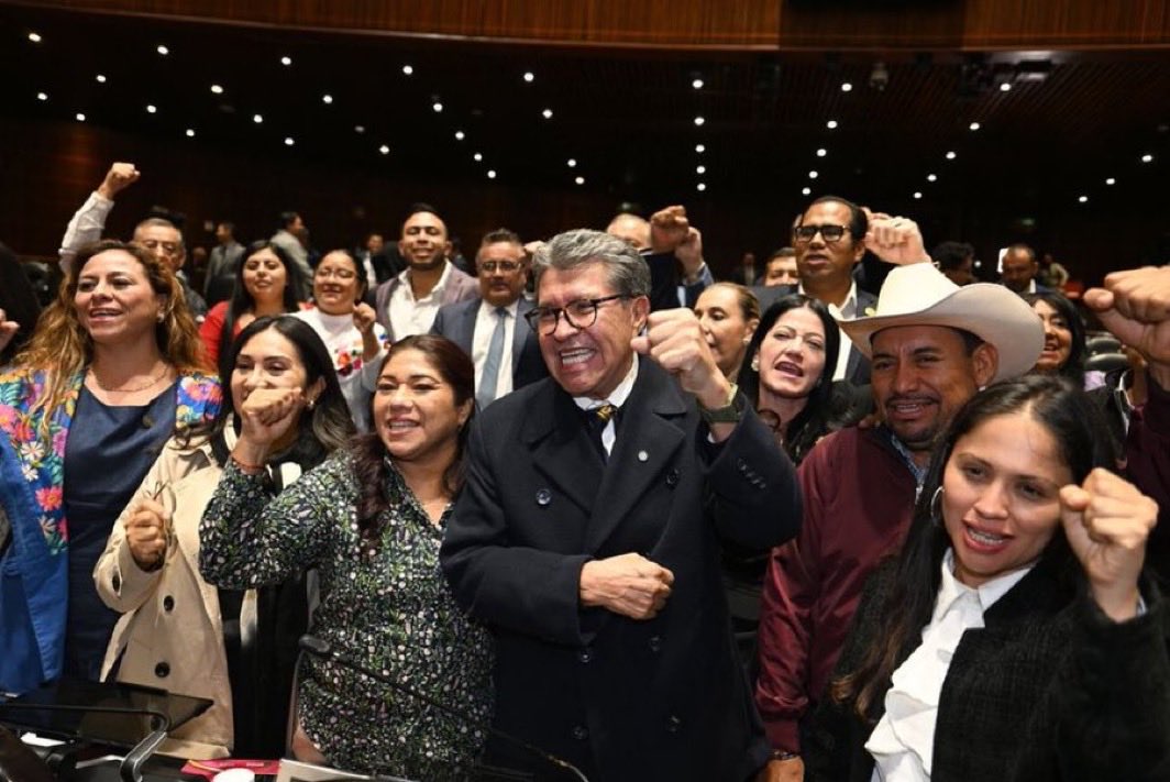 EmilioVallejoRL's tweet photo. Los Diputados de MORENA aprobaron reducir penas a funcionarios públicos que ejerzan actos de extorsión.

No, no te talles los ojos ni limpies tus lentes. Repito: MORENA aprobó reducir penas a funcionarios públicos que ejerzan actos de extorsión.

La clase de sátrapas que militan en ese caño de la necropolítica como para que tengan que aprobar eso.