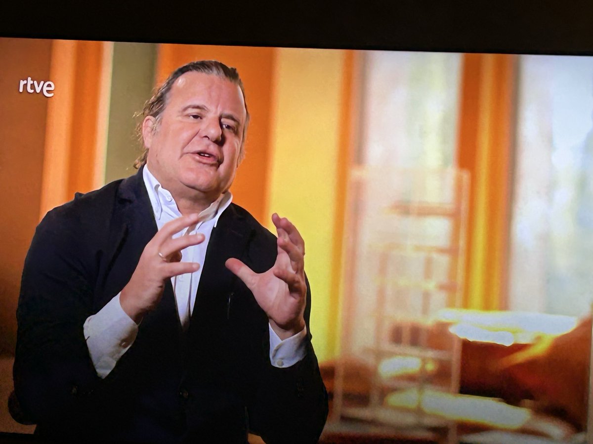 Viendo un documental sobre Ricardo Bofill aparece su hijo, el de ‘Hot Milk’. Casi no le reconozco.