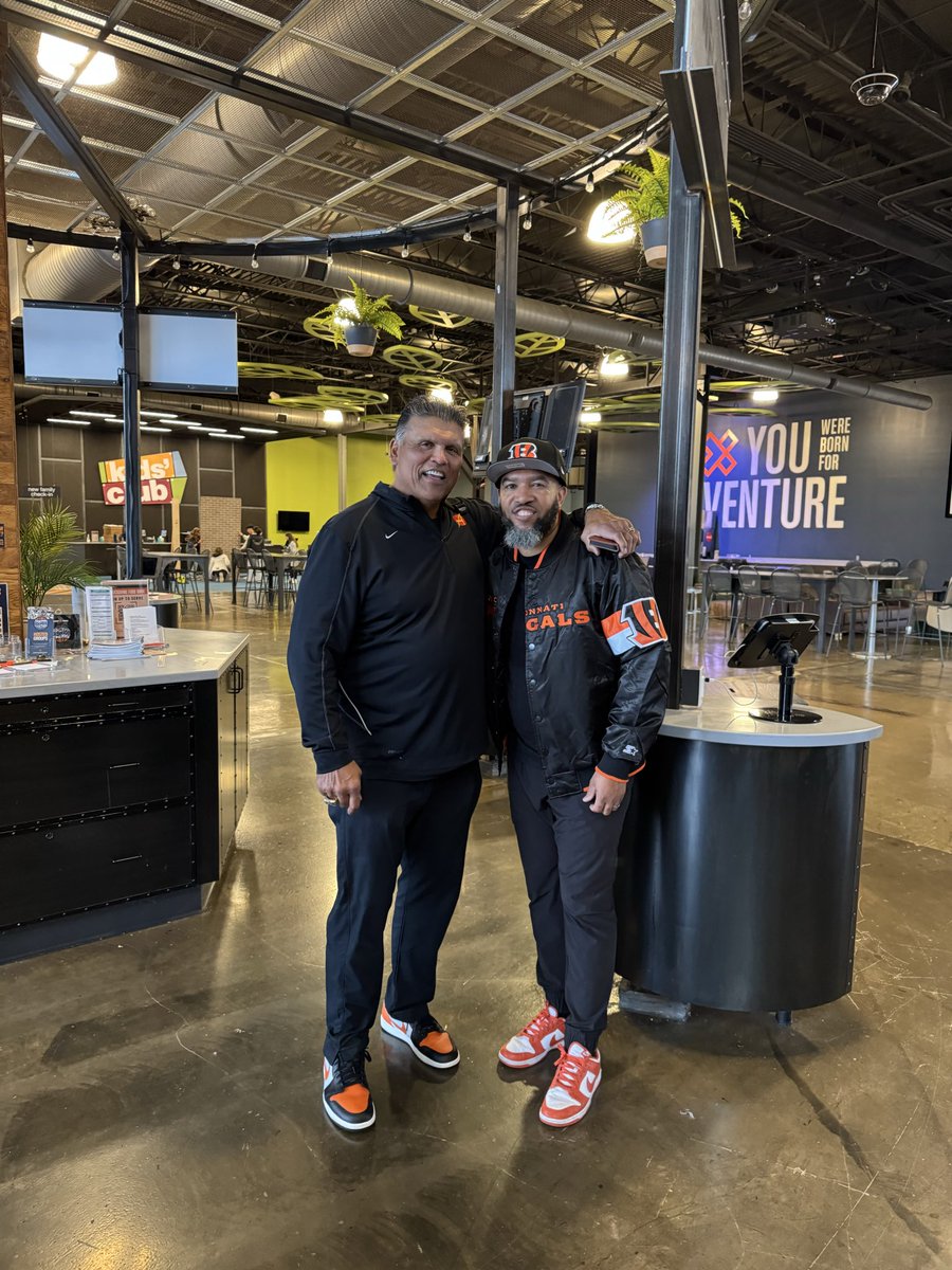 KDrama513's tweet photo. Anthony Munoz, Robin Burrow of the @Burrowfdn (And Mother of Joe Burrow), Crystal Allen & Jon Sanchez all spoke in ways that hit home for me at #NextLevelYLS. Truly an honor to share the stage with them at the @MunozFoundation’s Youth Leadership Seminar. https://t.co/heCoDTeF0B