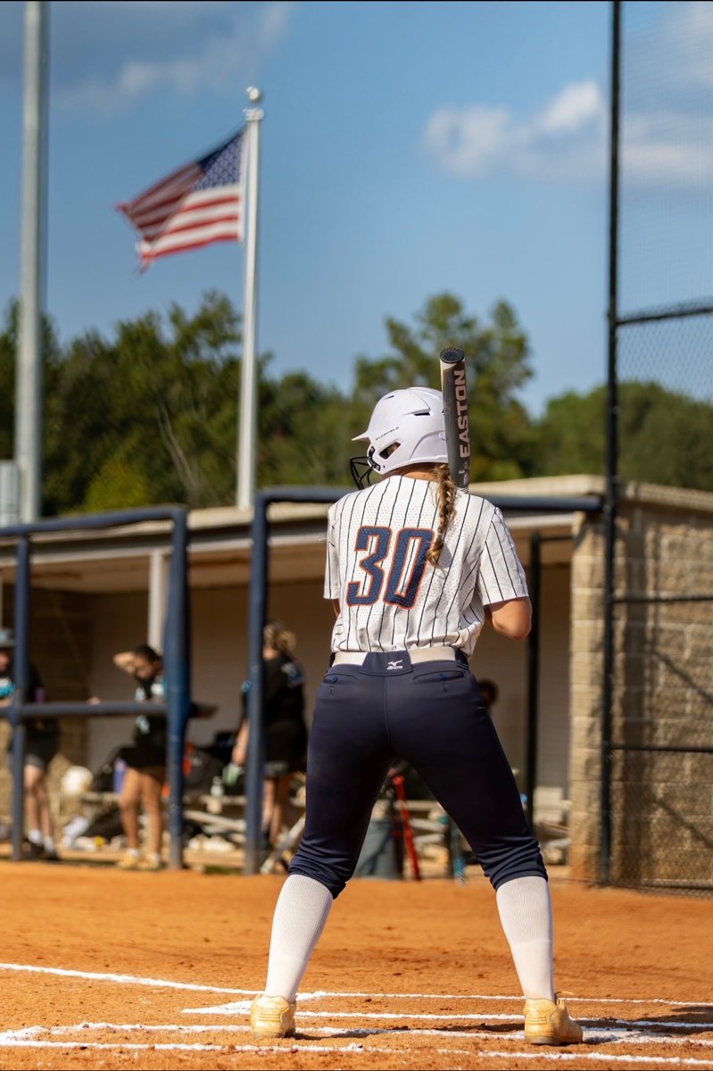 CandyGlass_2029's tweet photo. Freshman year 💕🥎 got the chance to play jv and varsity this year https://t.co/U1JiRQVUG5