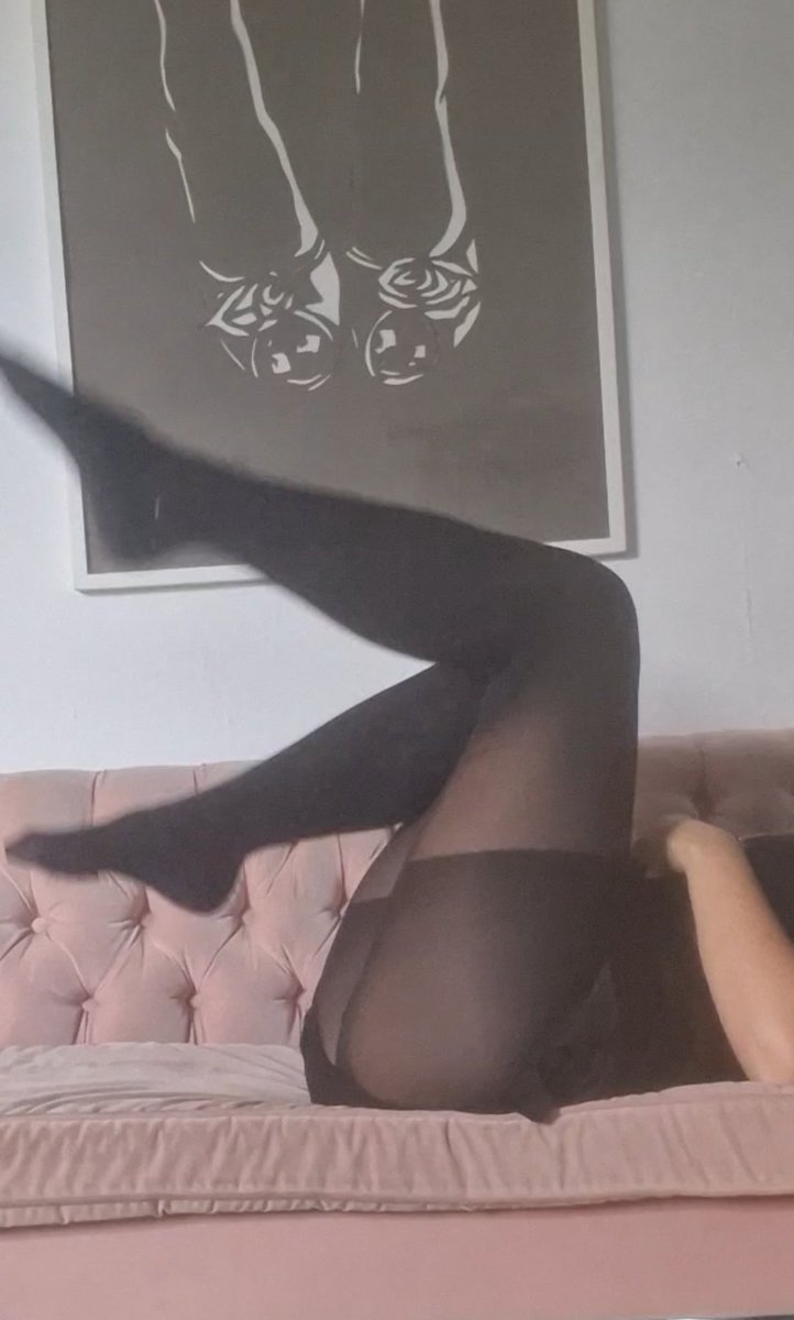 Happy Hosiery Season!

#nylonlove #hosieryfetish #feet #legs