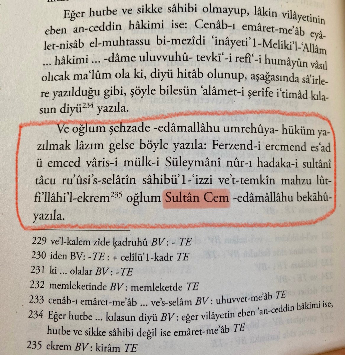 Fatih Sultan Mehmed gibi otokrat bir padişah bile kanunnâmesinde halefini açıkça belirtmesine rağmen devletini istediği kişiye bırakamadı. Büyük patron öldüğünde kavga başlar, işler değişir. Hele ki halef zayıf bir kimseyse tavuk gibi yolarlar adamı. Tarihte sayısız kez yaşandı.