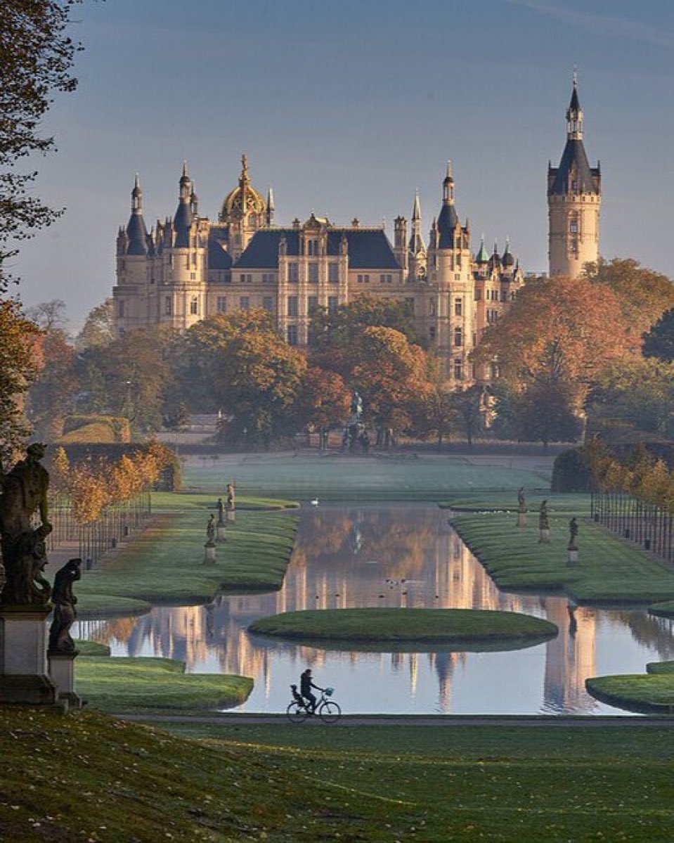 mysticcastIe's tweet photo. Schwerin Castle, Germany 🇩🇪 https://t.co/AFNXEPHVjR